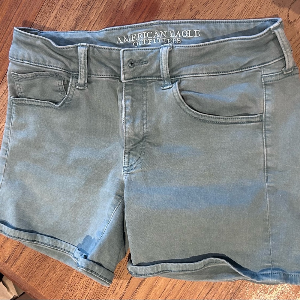 American Eagle Outfitters women’s sage green super stretch shorts size 6
